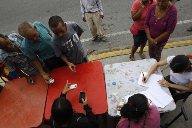 REFILE - CORRECTING NAME OF CITY WHERE IMAGE WAS TAKEN - Venezuelan citizens check in at a "Red Point," an area set up by President Nicolas Maduro's party, to verify that they cast their votes during the presidential election in Barquisimeto, Venezuela, May 20, 2018. REUTERS/Carlos Jasso