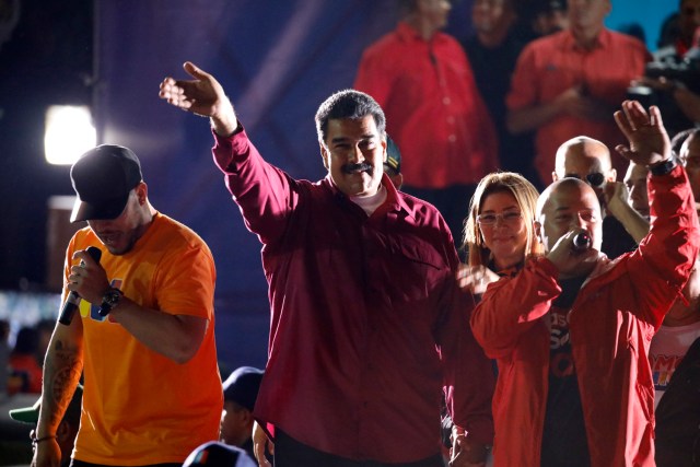 El presidente de Venezuela, Nicolás Maduro, saluda a partidarios tras conocerse los resultados de las elecciones, en Caracas. 20 de mayo de 2018. REUTERS/Carlos García Rawlins