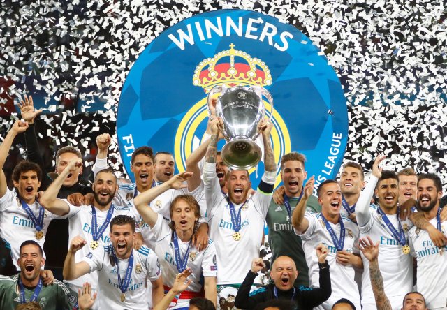 Soccer Football - Champions League Final - Real Madrid v Liverpool - NSC Olympic Stadium, Kiev, Ukraine - May 26, 2018   Real Madrid's Sergio Ramos lifts the trophy as they celebrate winning the Champions League                               REUTERS/Kai Pfaffenbach