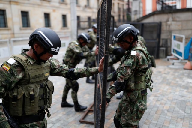 Los soldados arreglan vallas cerca del Congreso de Colombia mientras los colombianos votan por un nuevo presidente en Bogotá, Colombia, el 27 de mayo de 2018. REUTERS / Carlos Garcia Rawlins