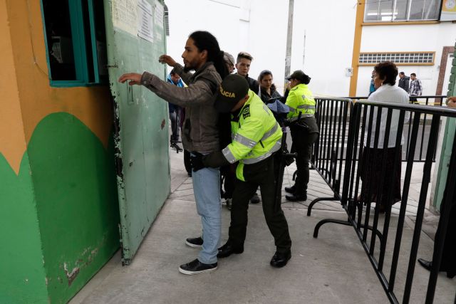 Un hombre es cacheado antes de ingresar a una mesa de votación mientras los colombianos votan por un nuevo presidente en Bogotá, Colombia, el 27 de mayo de 2018. REUTERS / Henry Romero