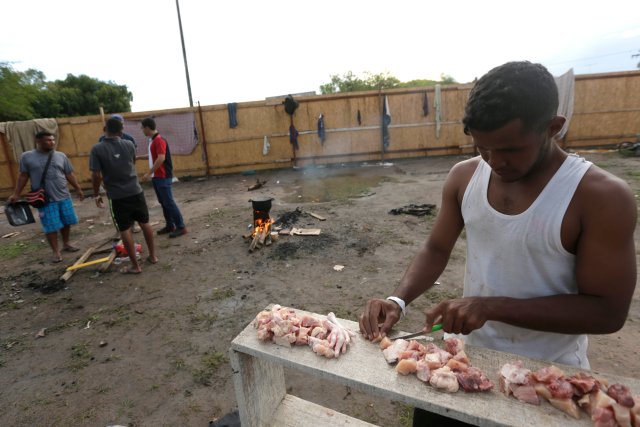 BRA107. BOA VISTA (BRASIL), 03/05/2018 - Refugiados venezolanos en la plaza Simón Bolívar hoy, jueves 3 de mayo de 2018, en la ciudad de Boa Vista, capital del estado de Roraima (Brasil). Unos 6.000 venezolanos están en una situación de "vulnerabilidad" en Boa Vista, punto de llegada para muchos de los que huyen de la crisis en ese país caribeño, informaron hoy fuentes oficiales. EFE/Joédson Alves