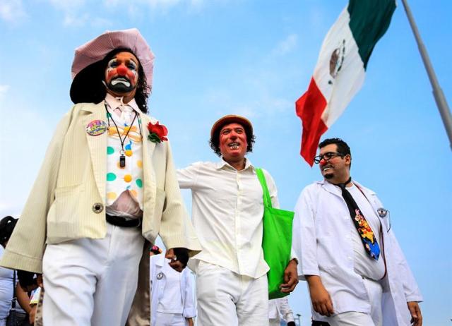 Payasos marchan para pedir frenar la violencia en el sur de México // Foto EFE