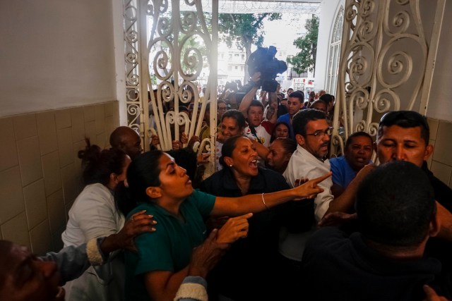 CAR02. CARACAS (VENEZUELA), 10/05/2018.- Manifestantes e integrantes de un colectivo chavista discuten durante una protesta por el deterioro del sistema de salud y la escasez de materiales y medicamentos en el Hospital Dr. José María Vargas hoy, jueves 10 de mayo de 2018, en Caracas (Venezuela). Un grupo de personas, identificadas como colectivos chavistas, retuvieron hoy a un grupo de periodistas y a personal médico que participaba en una protesta por el deterioro del sistema sanitario público en el Hospital José María Vargas, en el oeste caraqueño, según pudo constatar Efe. EFE/Edwinge Montilva