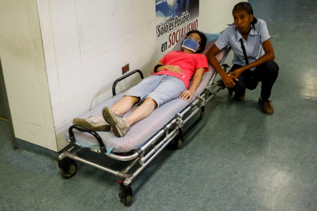 CAR10. CARACAS (VENEZUELA), 10/05/2018.- Pacientes esperan atención médica en las instalaciones del Hospital Dr. José María Vargas hoy, jueves 10 de mayo de 2018, en Caracas (Venezuela). Pacientes y personal médico se manifestaron hoy por el deterioro del sistema sanitario público en este hospital. Un grupo de personas, identificadas como colectivos chavistas, retuvieron hoy a un grupo de periodistas y a personal médico que participaba en esta protesta. EFE/Edwinge Montilva