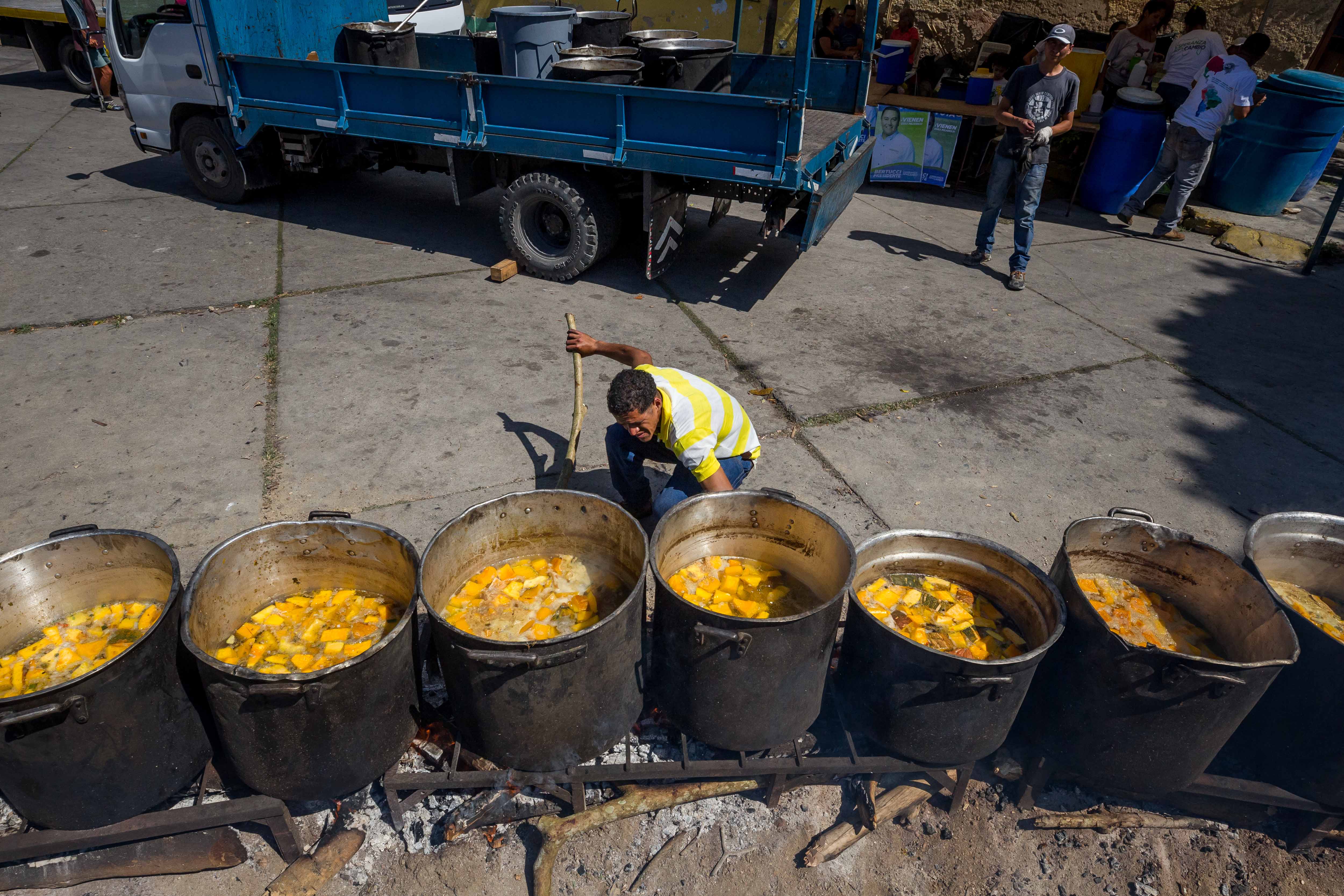 Sopas, medicinas y fe en cierre de campaña del candidato Bertucci