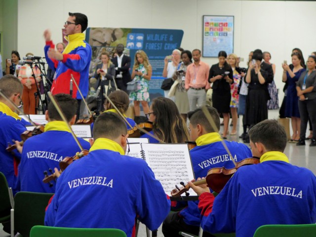 GRAF7278. VIENA, 14/05/2018.- Un centenar de jóvenes miembros de "El Sistema" de orquestas y coros juveniles e infantiles de Venezuela actuaron hoy por primera vez en Naciones Unidas en Viena, un paso más para lograr que el organismo internacional reconozca su labor. EFE/Iera Herranz