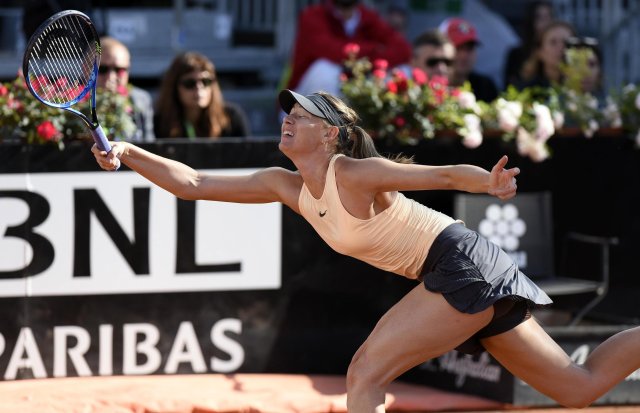 EPA1623. ROMA (ITALIA), 15/05/2018.- La tenista rusa Maria Sharapova devuelve la bola a la australiana Ashleigh Barty durante su partido de primera ronda del Abierto de tenis de Roma (Italia) hoy, 15 de mayo de 2018. EFE/ CLAUDIO ONORATI