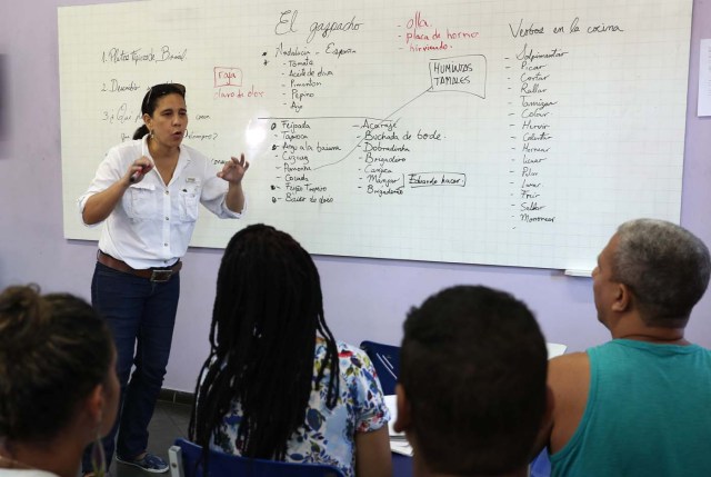 ACOMPAÑA CRÓNICA: BRASIL VENEZUELA. BRA01. RÍO DE JANEIRO (BRASIL), 18/05/2018.- Fotografía fechada el 16 de mayo de 2018 que muestra a Norma Carrillo mientras enseña español a moradores de la Maré, el complejo de favelas más grande de Río de Janeiro (Brasil). La crisis de Venezuela obligó a Norma Carrillo a abandonar su país para "empezar de nuevo y rehacer su historia" en Brasil donde, mientras busca un empleo que le ayude a establecerse, enseña español a moradores de la Maré, el complejo de favelas más grande de Río de Janeiro. EFE/Marcelo Sayão