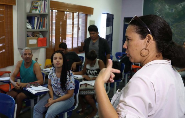 ACOMPAÑA CRÓNICA: BRASIL VENEZUELA. BRA06. RÍO DE JANEIRO (BRASIL), 18/05/2018.- Fotografía fechada el 16 de mayo de 2018 que muestra a Norma Carrillo mientras enseña español a moradores de la Maré, el complejo de favelas más grande de Río de Janeiro (Brasil). La crisis de Venezuela obligó a Norma Carrillo a abandonar su país para "empezar de nuevo y rehacer su historia" en Brasil donde, mientras busca un empleo que le ayude a establecerse, enseña español a moradores de la Maré, el complejo de favelas más grande de Río de Janeiro. EFE/Marcelo Sayão