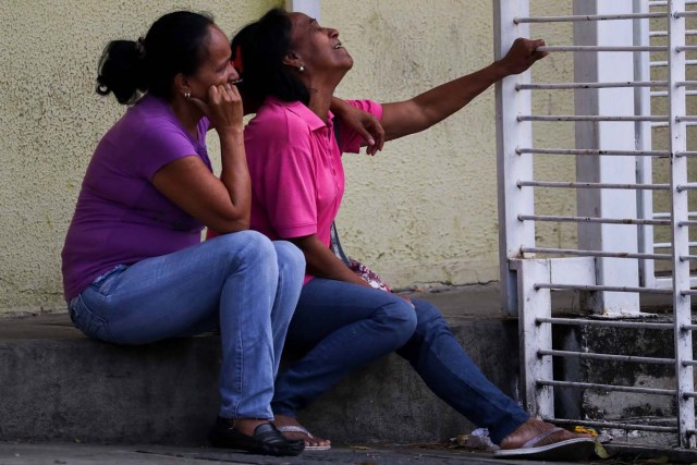 VEN06. BARQUISIMETO (VENEZUELA), 18/05/2018.- Familiares de recluidos en la Comunidad Penitenciaria Fénix permanecen en la inmediaciones de la morgue hoy, viernes 18 de mayo de 2018, en Barquisimeto (Venezuela). Un motín dentro de la Comunidad Penitenciaria Fénix, ubicada en el estado venezolano de Lara, dejó un saldo de 10 fallecidos y al menos 25 heridos, informaron hoy a Efe fuentes militares y organizaciones no gubernamentales. EFE/Miguel Gutiérrez