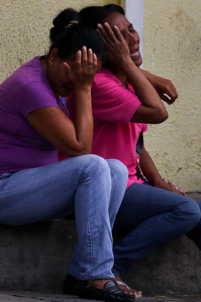 VEN07. BARQUISIMETO (VENEZUELA), 18/05/2018.- Familiares de recluidos en la Comunidad Penitenciaria Fénix permanecen en la inmediaciones de la morgue hoy, viernes 18 de mayo de 2018, en Barquisimeto (Venezuela). Un motín dentro de la Comunidad Penitenciaria Fénix, ubicada en el estado venezolano de Lara, dejó un saldo de 10 fallecidos y al menos 25 heridos, informaron hoy a Efe fuentes militares y organizaciones no gubernamentales. EFE/Miguel Gutiérrez