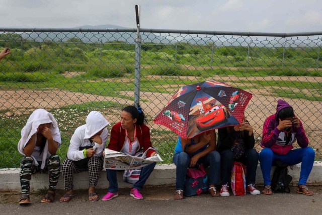 VEN14. BARQUISIMETO (VENEZUELA), 18/05/2018.- Familiares de recluidos en la Comunidad Penitenciaria Fénix permanecen en la inmediaciones de la cárcel hoy, viernes 18 de mayo de 2018, en Barquisimeto (Venezuela). Un motín dentro de la Comunidad Penitenciaria Fénix, ubicada en el estado venezolano de Lara, dejó un saldo de 10 fallecidos y al menos 25 heridos, informaron hoy a Efe fuentes militares y organizaciones no gubernamentales. EFE/Miguel Gutiérrez