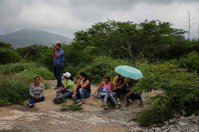 VEN15. BARQUISIMETO (VENEZUELA), 18/05/2018.- Familiares de recluidos en la Comunidad Penitenciaria Fénix permanecen en la inmediaciones de la cárcel hoy, viernes 18 de mayo de 2018, en Barquisimeto (Venezuela). Un motín dentro de la Comunidad Penitenciaria Fénix, ubicada en el estado venezolano de Lara, dejó un saldo de 10 fallecidos y al menos 25 heridos, informaron hoy a Efe fuentes militares y organizaciones no gubernamentales. EFE/Miguel Gutiérrez