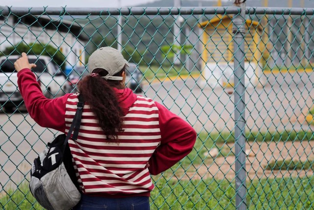 VEN19. BARQUISIMETO (VENEZUELA), 18/05/2018.- Familiares de recluidos en la Comunidad Penitenciaria Fénix permanecen en la inmediaciones de la cárcel hoy, viernes 18 de mayo de 2018, en Barquisimeto (Venezuela). Un motín dentro de la Comunidad Penitenciaria Fénix, ubicada en el estado venezolano de Lara, dejó un saldo de 10 fallecidos y al menos 25 heridos, informaron hoy a Efe fuentes militares y organizaciones no gubernamentales. EFE/Miguel Gutiérrez