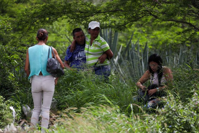 VEN22. BARQUISIMETO (VENEZUELA), 18/05/2018.- Familiares de recluidos en la Comunidad Penitenciaria Fénix permanecen en la inmediaciones de la cárcel hoy, viernes 18 de mayo de 2018, en Barquisimeto (Venezuela). Un motín dentro de la Comunidad Penitenciaria Fénix, ubicada en el estado venezolano de Lara, dejó un saldo de 10 fallecidos y al menos 25 heridos, informaron hoy a Efe fuentes militares y organizaciones no gubernamentales. EFE/Miguel Gutiérrez