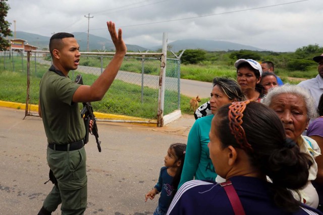 VEN24. BARQUISIMETO (VENEZUELA), 18/05/2018.- Familiares de recluidos en la Comunidad Penitenciaria Fénix permanecen en la inmediaciones de la cárcel hoy, viernes 18 de mayo de 2018, en Barquisimeto (Venezuela). Un motín dentro de la Comunidad Penitenciaria Fénix, ubicada en el estado venezolano de Lara, dejó un saldo de 10 fallecidos y al menos 25 heridos, informaron hoy a Efe fuentes militares y organizaciones no gubernamentales. EFE/Miguel Gutiérrez