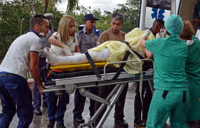 HAB01. LA HABANA (CUBA), 18/05/2018.- Una sobreviviente del avión Boeing-737 que se estrelló poco después de despegar del aeropuerto José Martí de La Habana (Cuba), es transportada hoy, viernes 18 de mayo de 2018, en el hospital Calixto García de La Habana (Cuba). Tres personas sobrevivieron al accidente aéreo ocurrido hoy al estrellarse un Boeing 737 de Cubana de Aviación que acababa de despegar del aeropuerto internacional de La Habana con destino a la provincia de Holguín (este de la isla), informaron hoy medios oficiales. Los heridos se encuentran en estado crítico y han sido hospitalizados, según el diario estatal Granma. EFE/Marcelino Vázquez