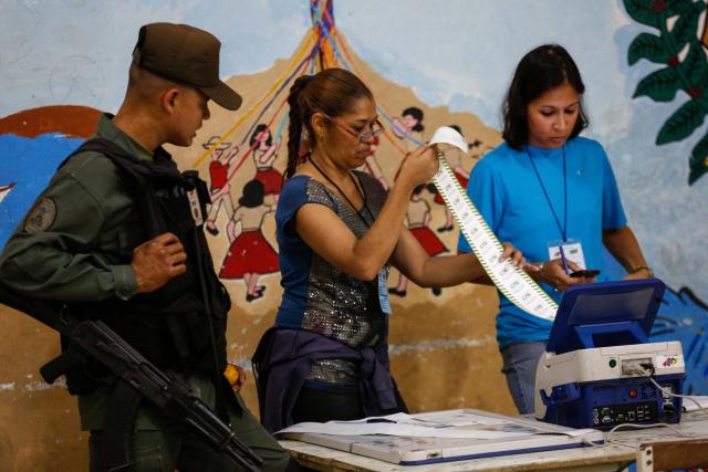 CAR02. CARACAS (VENEZUELA), 20/05/2018.- Miembros de mesa realizan una auditoría de cierre tras la culminación de las elecciones presidenciales hoy, domingo 20 de mayo de 2018, en el liceo Andrés Bello, en Caracas (Venezuela). Los centros electorales en Venezuela comenzaron a cerrar progresivamente desde las 18.00 (22.00 GMT) sin que se hubiera producido el anuncio oficial por parte del Consejo Nacional Electoral (CNE). EFE/Cristian Hernández