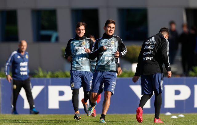 AG32. BUENOS AIRES (ARGENTINA), 23/05/2018.- El jugador de la selección argentina Paulo Dybala (c) entrena en el predio de la Asociación de Fútbol Argentino (AFA) hoy, miércoles 23 de mayo de 2018, en Buenos Aires. Este viernes los futbolistas se someterán a los exámenes médicos, el domingo tendrán un entrenamiento abierto al público en el estadio de Vélez Sarsfield, el José Amalfitani, y dos días después recibirán a Haití en la Bombonera en un amistoso. Al día siguiente la Albiceleste partirá rumbo a España para continuar en Barcelona los entrenamientos y el 9 de junio visitará a Israel en el último amistoso previo al desembarco en Bronnitsy, donde hará base durante el Mundial de Rusia. EFE EFE/David Fernández