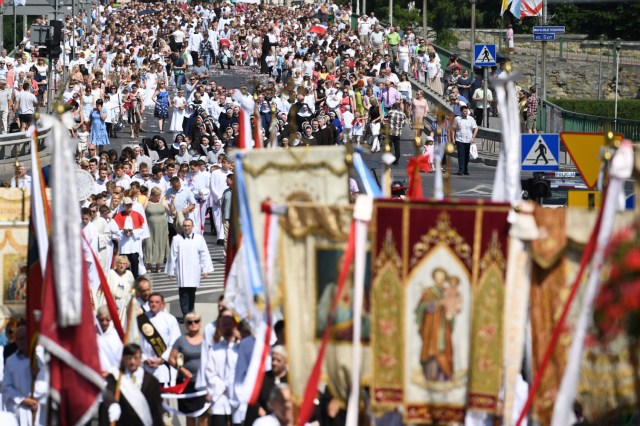 EPA6417. PRZEMYSL (POLONIA), 31/05/2018.- Creyentes de la Iglesia de Occidente y de la Iglesia Greco-Católica participan en una procesión tradicional del Corpus Christi en Przemysl, al sureste de Polonia, hoy, 31 de mayo de 2018. El Corpus Christi es una festividad religiosa en Polonia. EFE/ Darek Delmanowicz PROHIBIDO SU USO EN POLONIA