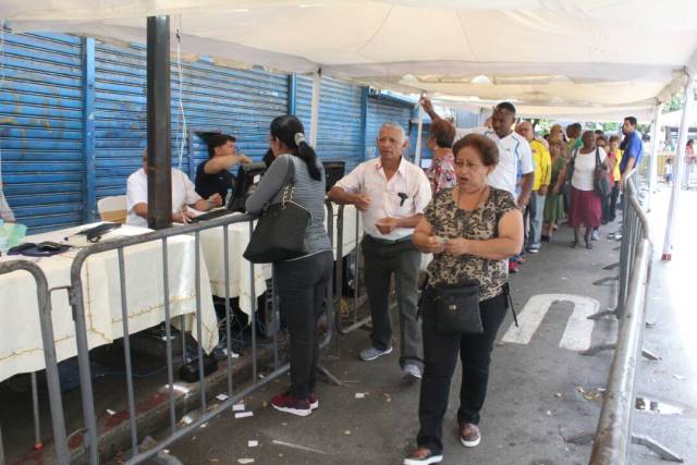 Colombianos en Venezuela se acercan hasta el consulado para ejercer su derecho la voto en las elecciones presidenciales / Juan Peraza - lapatilla.1eye.us