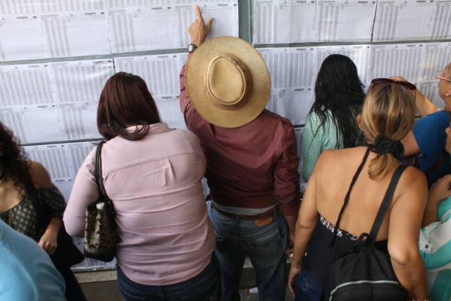 Colombianos en Venezuela se acercan hasta el consulado para ejercer su derecho la voto en las elecciones presidenciales / Juan Peraza - lapatilla.1eye.us