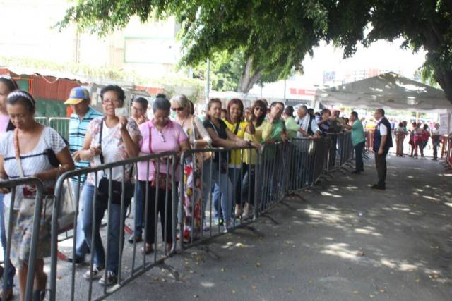 Colombianos en Venezuela se acercan hasta el consulado para ejercer su derecho la voto en las elecciones presidenciales / Juan Peraza - lapatilla.1eye.us