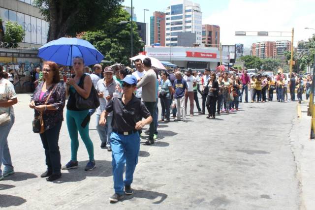 Colombianos en Venezuela se acercan hasta el consulado para ejercer su derecho la voto en las elecciones presidenciales / Juan Peraza - lapatilla.1eye.us