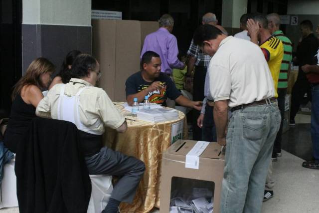 Colombianos en Venezuela se acercan hasta el consulado para ejercer su derecho la voto en las elecciones presidenciales / Juan Peraza - lapatilla.1eye.us