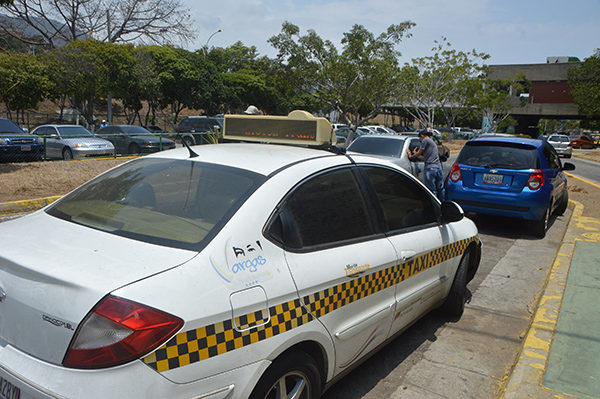 Conductores afirman que se prestan los carros para llevar alimentos al hogar (Foto extraída de La Verdad de Vargas)