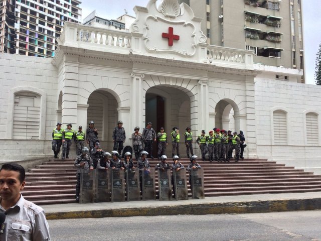 Miembros de la coalición sindical y sociedad civil pretendían pedir a la Cruz Roja que se ize la bandera de emergencia para que se puede activar los protocolos de ayuda humanitaria. (Foto: Twitter Rayner Peña R @RaynerPenaR) 