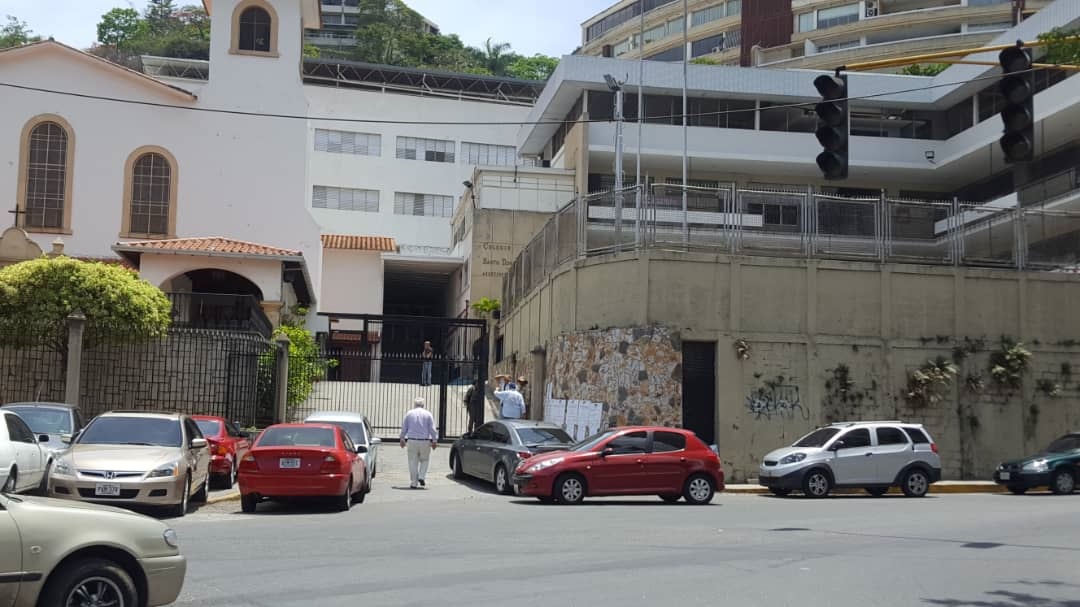 Falta de agua y luz afecta actividades en el Colegio Santo Tomás de Villanueva en Caracas #12Nov