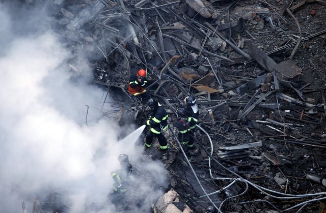 Firefighter try to extinguish a fire at a building in downtown Sao Paulo, Brazil May 1, 2018. REUTERS/Paulo Whitaker