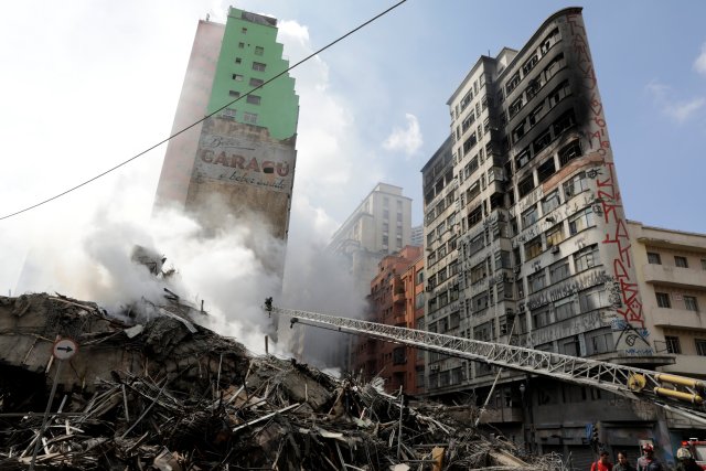 Firefighters try to extinguish a fire at a building in downtown Sao Paulo, Brazil May 1, 2018. REUTERS/Paulo Whitaker