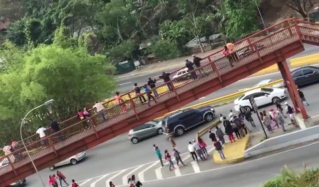 Foto: Manifestantes trancaron el distribuidor Metropolitano / Captura