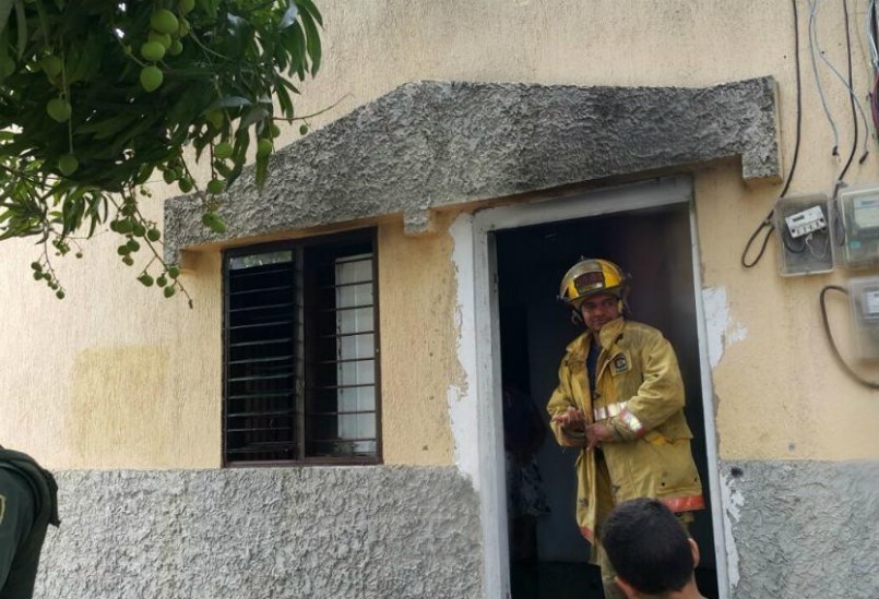 Lo pilló con dos mujeres en su cuarto, lo apuñaló y le prendió fuego a su casa