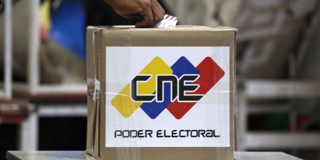 A voter casts a ballot during the Constituent Assembly election in Caracas, Venezuela, July 30, 2017. REUTERS/Carlos Garcia Rawlins