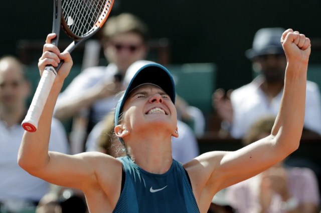 Simona Halep de Rumania celebra después de la victoria sobre Garbine Muguruza de España durante su partido de semifinales de individuales femenino en el día doce del torneo de tenis Roland Garros 2018 Abierto de París en París el 7 de junio de 2018. / AFP PHOTO / Thomas SAMSON