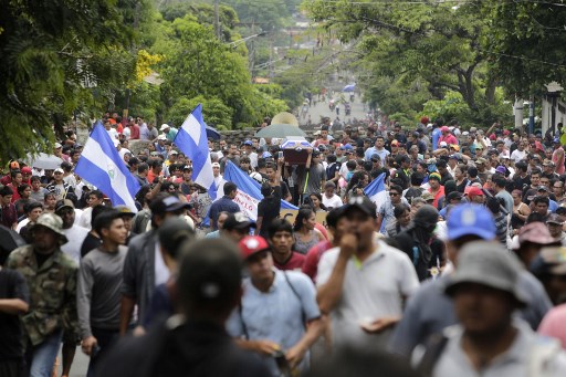 Amigos y familiares de Jorge Carrión, de 33 años, asesinado a tiros durante las protestas contra el gobierno del presidente Daniel Ortega, llevan su ataúd durante el funeral en la ciudad de Masaya, a 35 km de Managua el 7 de junio de 2018. El Centro Nicaragüense de Derechos Humanos dijo que 134 personas habían muerto en la violencia desde que comenzaron las protestas el 18 de abril. / AFP PHOTO / INTI OCON