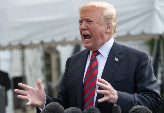 (ARCHIVOS) En esta foto de archivo tomada el 8 de junio de 2018, el presidente de EE. UU., Donald Trump, habla con la prensa antes de partir de la Casa Blanca para la cumbre del G7 en Washington, DC. El presidente de los Estados Unidos, Donald Trump, acusó el 13 de junio de 2018 a la Organización de Países Exportadores de Petróleo (OPEP) de impulsar los precios del petróleo, en un nuevo golpe al acuerdo del cártel para limitar la producción. "Los precios del petróleo son demasiado altos, la OPEP está de nuevo en ello. ¡No es bueno!" Los precios del petróleo alcanzaron su punto máximo a fines de mayo, alcanzando los $ 80 por barril en el contrato de futuros Brent y $ 72.24 en el West Texas Intermediate. Los operadores están conteniendo la palabra para la reunión de ministros de petróleo de los estados miembros de la OPEP en Viena. .   / AFP PHOTO / NICHOLAS KAMM