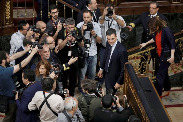 El nuevo líder del PSOE y primer ministro español, Pedro Sánchez, está rodeado de fotógrafos tras una moción de voto de censura en el parlamento en Madrid, España, el 1 de junio de 2018. Emilio Naranjo / Pool vía REUTERS