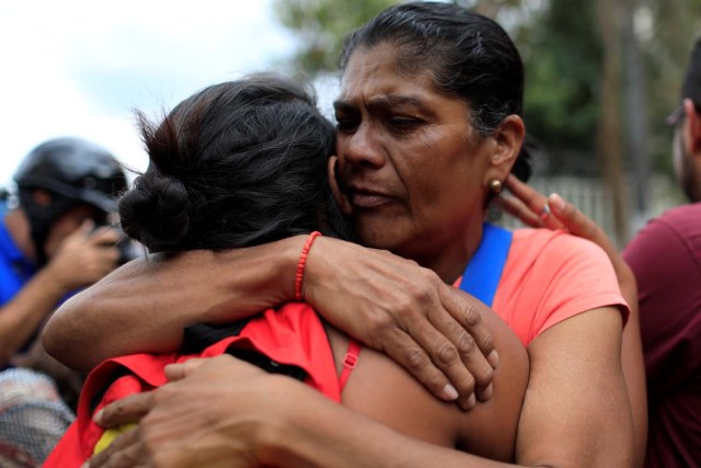 Familiares de opositores encarcelados por protestar contra el presidente Nicolás Maduro reaccionan cuando llegan en autobús a un centro de detención del Servicio Bolivariano de Inteligencia Nacional (SEBIN) en Caracas, Venezuela, el 1 de junio de 2018. REUTERS / Marco Bello