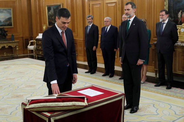 El nuevo líder del PSOE y primer ministro de España, Pedro Sánchez, jura junto al Rey Felipe durante una ceremonia en el Palacio de la Zarzuela en Madrid, España, el 2 de junio de 2018. Fernando Alvarado / Pool vía REUTERS