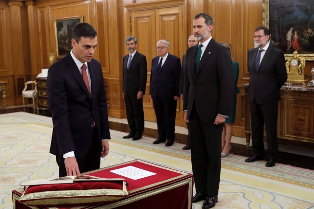 El nuevo líder del PSOE y primer ministro de España, Pedro Sánchez, jura junto al Rey Felipe durante una ceremonia en el Palacio de la Zarzuela en Madrid, España, el 2 de junio de 2018. Fernando Alvarado / Pool vía REUTERS