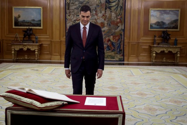 El nuevo líder del PSOE y primer ministro de España, Pedro Sánchez, jura junto al Rey Felipe durante una ceremonia en el Palacio de la Zarzuela en Madrid, España, el 2 de junio de 2018. Fernando Alvarado / Pool vía REUTERS