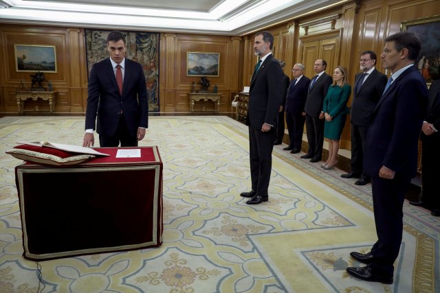 El nuevo líder del PSOE y primer ministro de España, Pedro Sánchez, jura junto al Rey Felipe durante una ceremonia en el Palacio de la Zarzuela en Madrid, España, el 2 de junio de 2018. Fernando Alvarado / Pool vía REUTERS