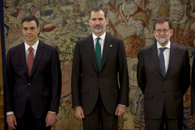 El nuevo primer ministro español y líder del PSOE Pedro Sánchez, el rey Felipe y el primer ministro depuesto Mariano Rajoy posan después de su ceremonia de juramento en el Palacio de la Zarzuela en Madrid, España, el 2 de junio de 2018. Emilio Naranjo / Pool vía REUTERS