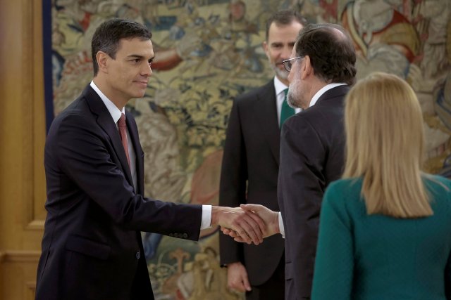 El nuevo primer ministro español y líder del PSOE Pedro Sánchez, el rey Felipe y el primer ministro depuesto Mariano Rajoy posan después de su ceremonia de juramento en el Palacio de la Zarzuela en Madrid, España, el 2 de junio de 2018. Emilio Naranjo / Pool vía REUTERS