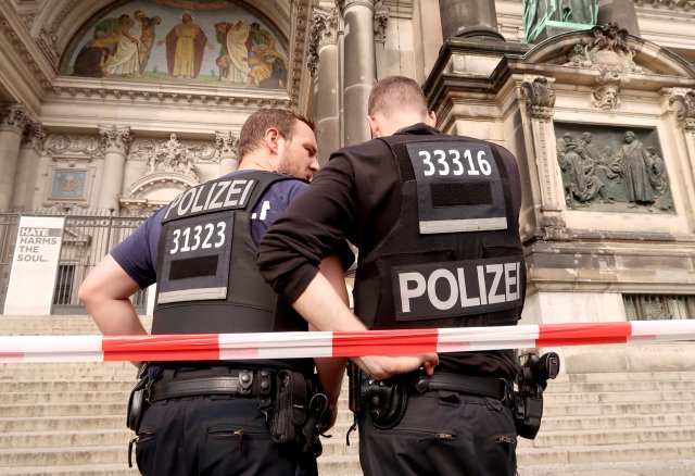 La policía frente al Berliner Dom después de que un policía alemán le disparara a un hombre en la Catedral de Berlín, informaron los medios alemanes en Berlín, Alemania, el 3 de junio de 2018. REUTERS / Fabrizio Bensch